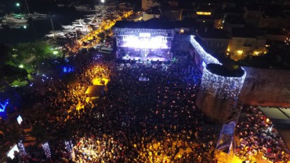 Pet noći - pet različitih koncepata! Od hip-hopa i repa, preko etno i pop zvuka, do elektronske muzike i rock ritmova, Budva i ove godine garantuje najbolji provod na Jadranu!